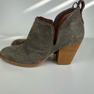 JEFFERY CAMPBELL WOMEN GRAY CROC EMBOSSED SUEDE ROSALEE ANKLE BOOTIE SIZE 7.5